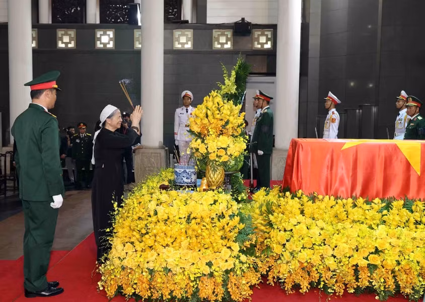Ngo Thi Man, spouse of General Secretary Nguyen Phu Trong, lights incense to pay her respects. (Photo: VNA)