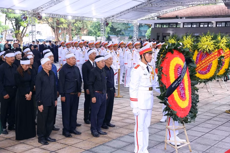 The family and relatives, including the wife, children, grandchildren, and great-grandchildren, prepare to pay their respect to General Secretary Nguyen Phu Trong. (Photo: VNA)