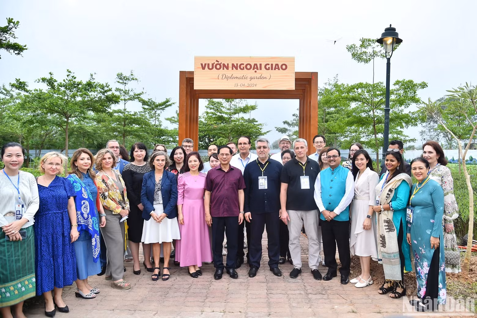 Minister of Foreign Affairs Bui Thanh Son, his spouse Vu Thi Bich Ngoc, leaders of the Ministry of Foreign Affairs, and delegates attend the opening ceremony of the Diplomatic Garden. Minister of Foreign Affairs Bui Thanh Son, his spouse Vu Thi Bich Ngoc, leaders of the Ministry of Foreign Affairs, and delegates attend the opening ceremony of the Diplomatic Garden.