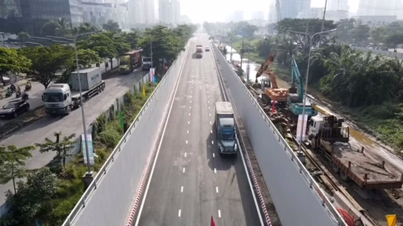 A new, spacious and clean HC2 underpass branch has been opened to traffic at the Nguyen Van Linh-Nguyen Huu Tho intersection. (Photo: The Anh)