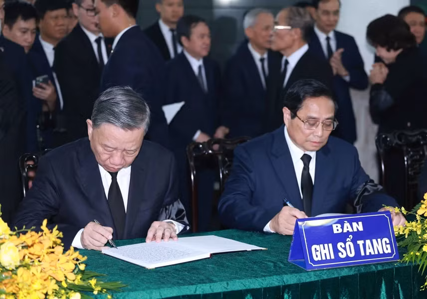 President To Lam and Prime Minister Pham Minh Chinh sign the condolence book for General Secretary Nguyen Phu Trong. (Photo: VNA)