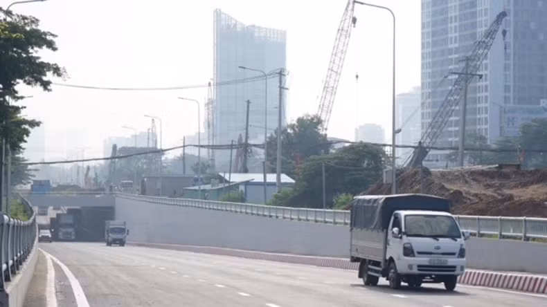 A new, spacious and clean HC2 underpass branch has been opened to traffic at the Nguyen Van Linh-Nguyen Huu Tho intersection. (Photo: The Anh)