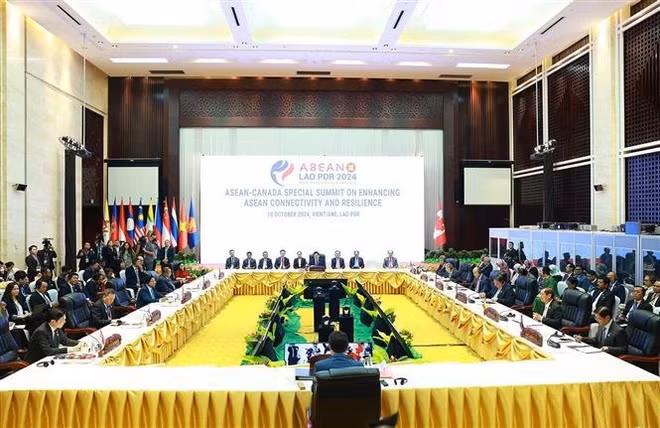 At the ASEAN - Canada Special Summit on Enhancing ASEAN Connectivity and Resilience in Vientiane on October 10. (Photo: VNA) At the ASEAN - Canada Special Summit on Enhancing ASEAN Connectivity and Resilience in Vientiane on October 10. (Photo: VNA)