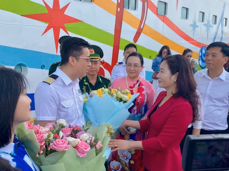 Leaders of Quang Ninh Province welcome the tourists and crew of the Blue Dream Melody cruise ship arriving in Ha Long City.