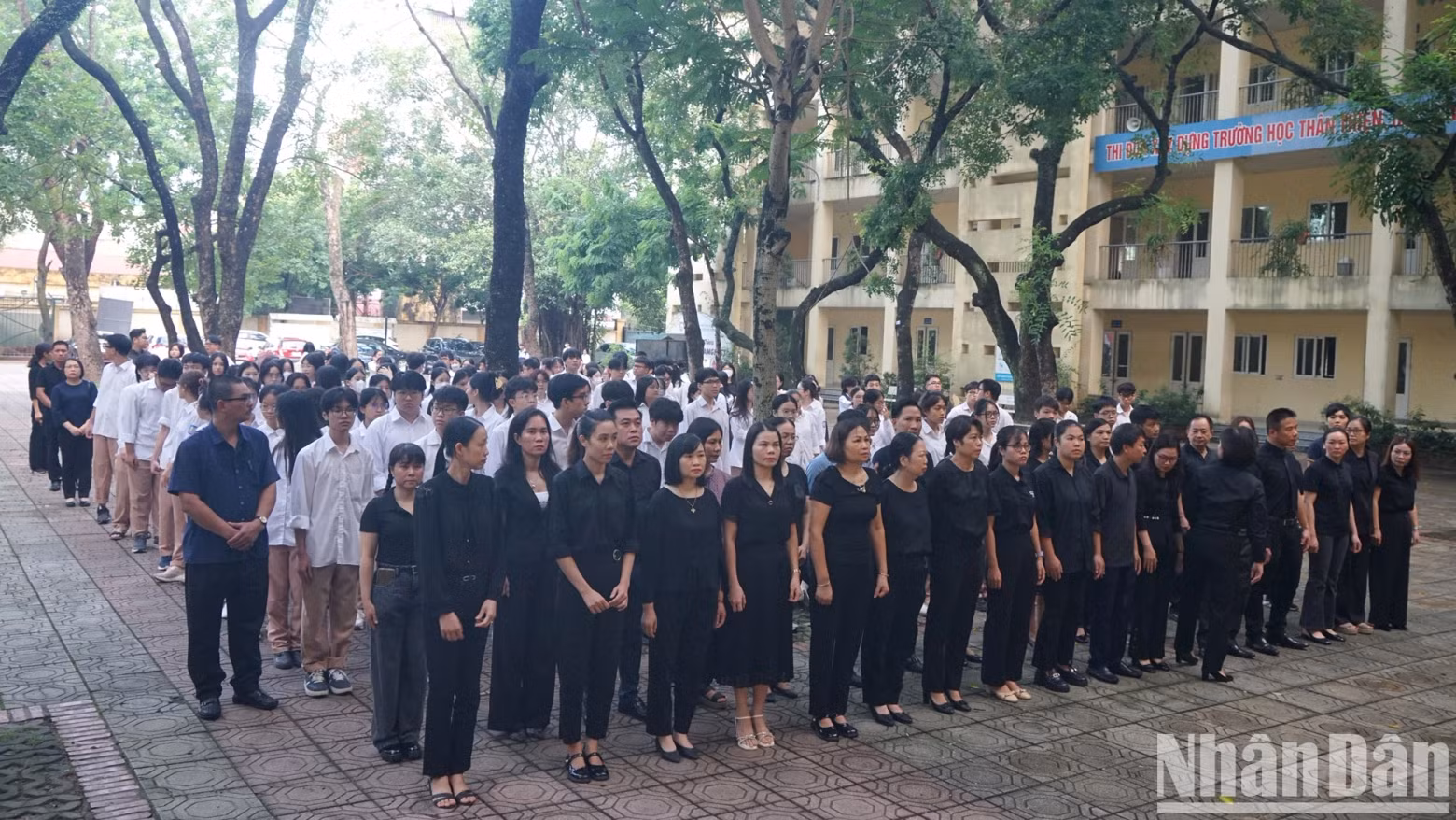 Officials, employees, teachers, students and generations of former students of Nguyen Gia Thieu High School expressed their respects to General Secretary Nguyen Phu Trong. Officials, employees, teachers, students and generations of former students of Nguyen Gia Thieu High School expressed their respects to General Secretary Nguyen Phu Trong.