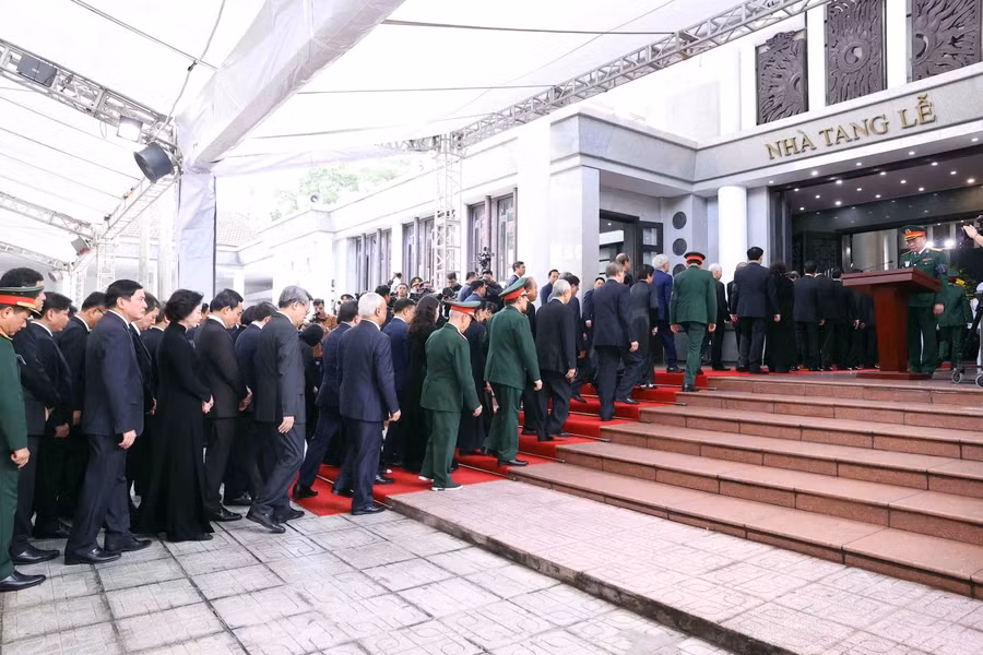 The delegation of the Central Committee of the Communist Party of Vietnam, led by Politburo member and President To Lam pay respects to General Secretary Nguyen Phu Trong at the National Funeral Hall, No.5 Tran Thanh Tong, Hanoi. (Photo: VNA)