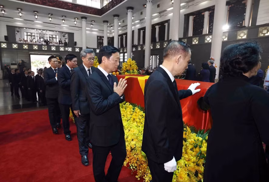 The delegation of the Central Committee of the Communist Party of Vietnam pays respects to General Secretary Nguyen Phu Trong. (Photo: VNA)