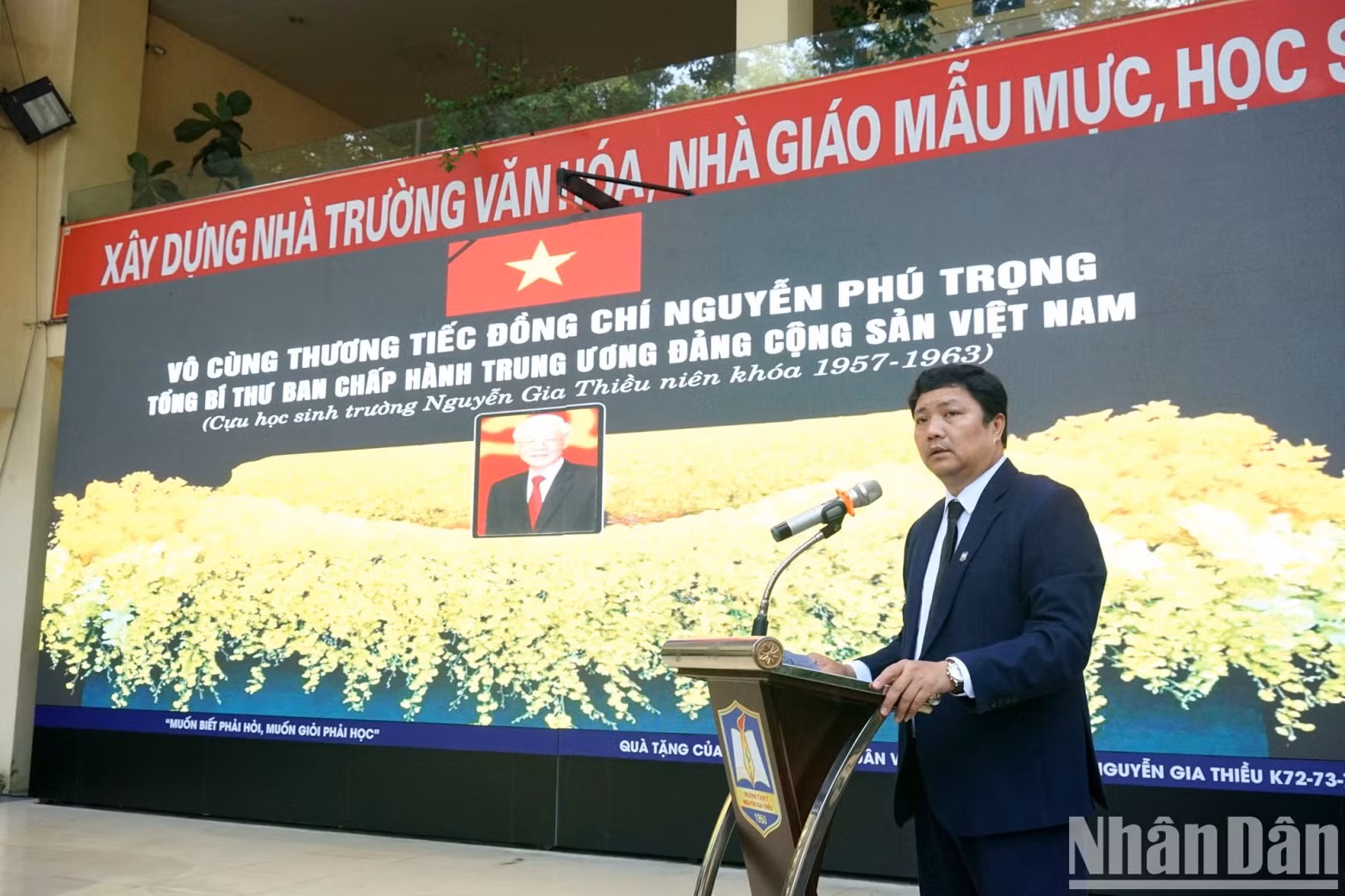 Principal of Nguyen Gia Thieu High School Le Trung Kien speaks at the ceremony. Principal of Nguyen Gia Thieu High School Le Trung Kien speaks at the ceremony.