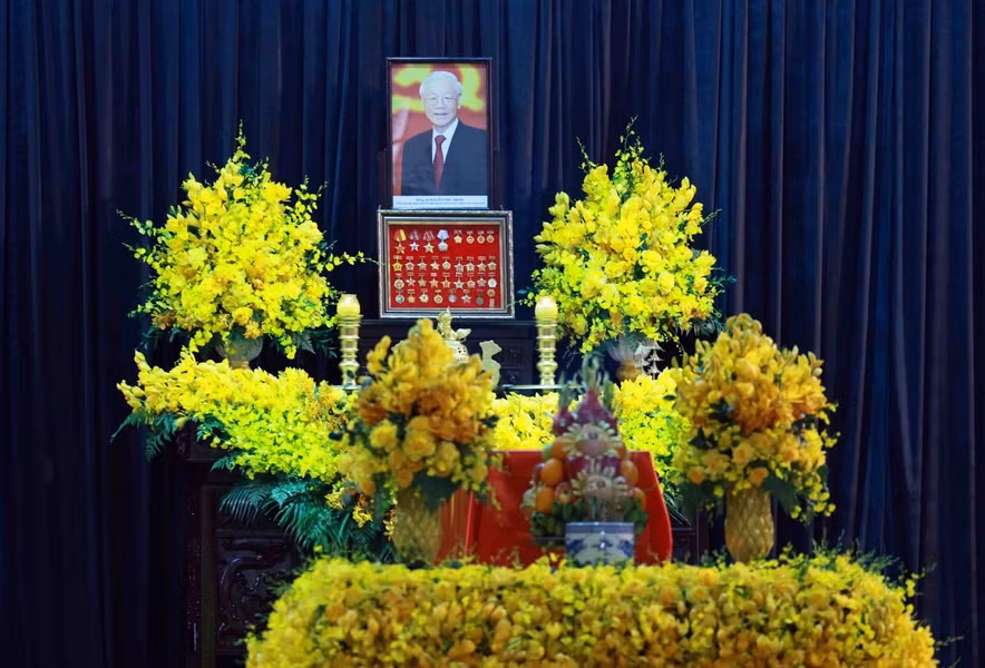 The casket of General Secretary Nguyen Phu Trong is placed at the National Funeral Hall, No.5 Tran Thanh Tong, Hanoi. (Photo: VNA)