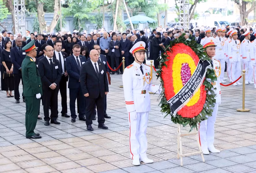 The People's Democratic Republic of Algeria's delegation, led by Minister of Veterans and War Victims Laid Rebiga, pays respects to General Secretary Nguyen Phu Trong. (Photo: VNA)