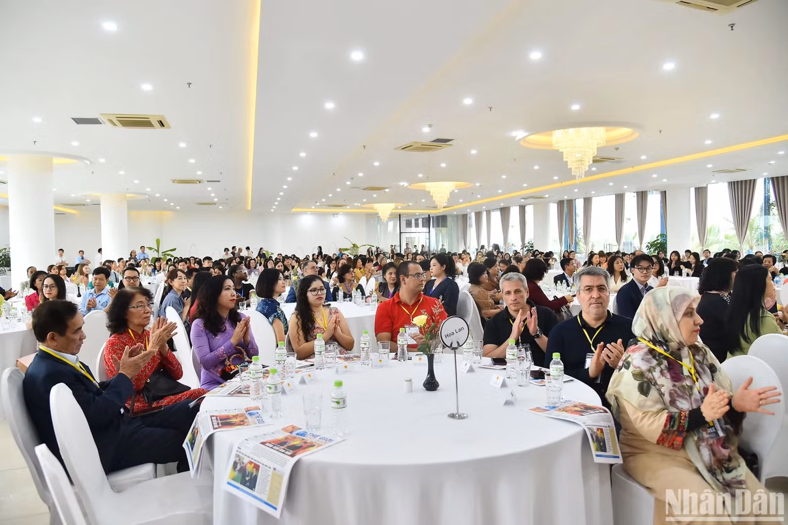 Deputy Foreign Minister Le Thi Thu Hang, female diplomats, spouses of ambassadors, and delegates attend the event. Deputy Foreign Minister Le Thi Thu Hang, female diplomats, spouses of ambassadors, and delegates attend the event.