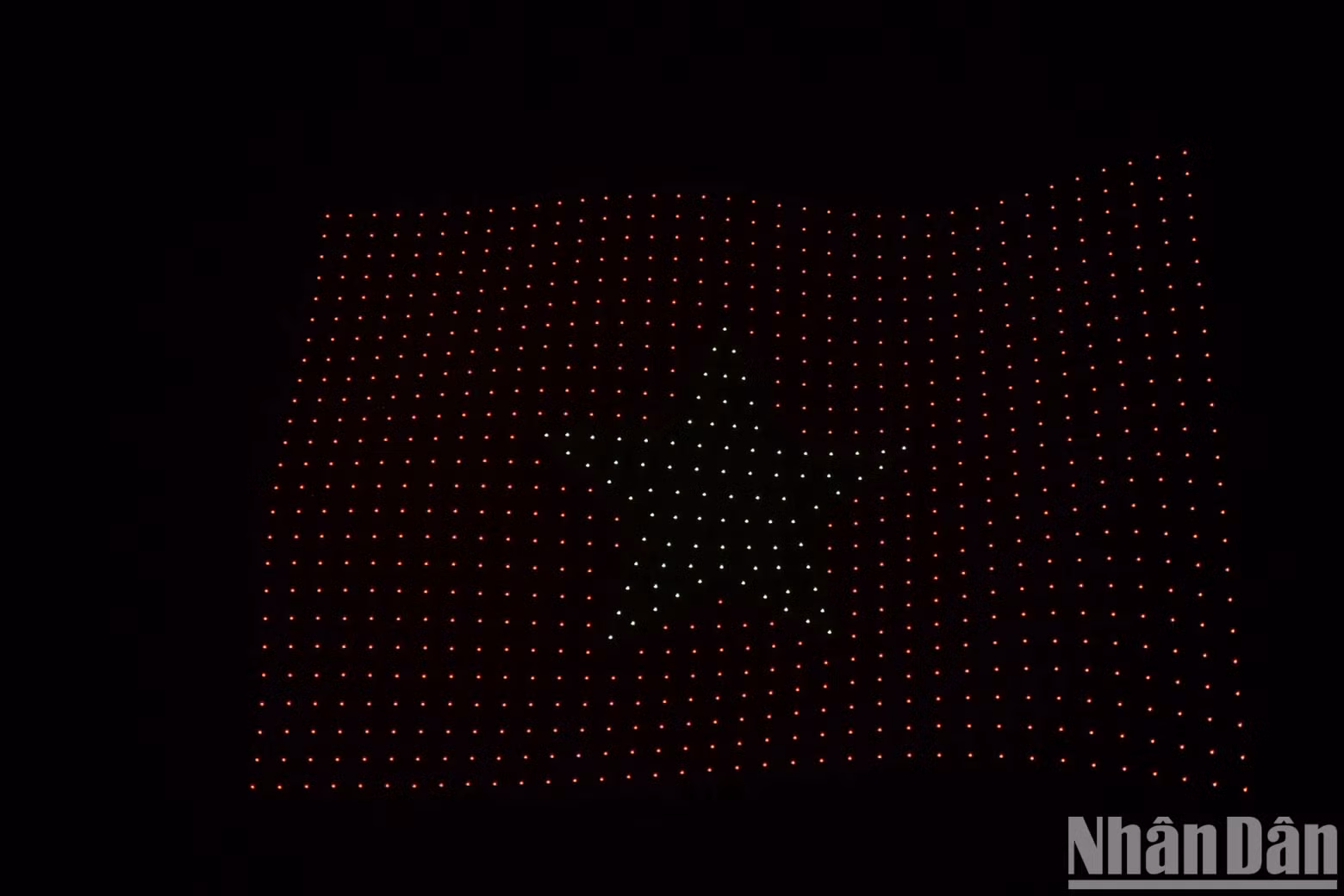 The image of the national flag flying was created in the sky above Ben Hai River to close the impressive drone light performance, leaving deep emotions in the hearts of the audience.