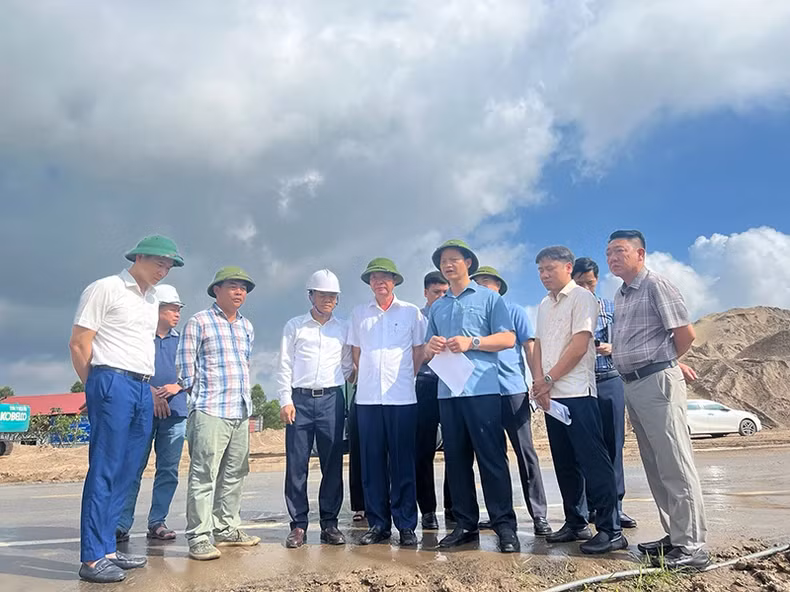 Chairman of the People’s Committee of Bac Ninh province Vuong Quoc Tuan (third from right) inspects the progress of traffic works in the area. (Photo: An Tran)