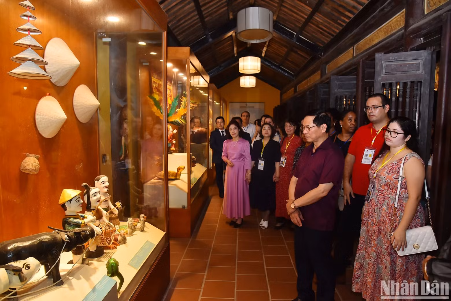 Minister of Foreign Affairs Bui Thanh Son, his spouse Vu Thi Bich Ngoc, leaders of the Ministry of Foreign Affairs, and delegates visit the Water Puppet Museum. Minister of Foreign Affairs Bui Thanh Son, his spouse Vu Thi Bich Ngoc, leaders of the Ministry of Foreign Affairs, and delegates visit the Water Puppet Museum.