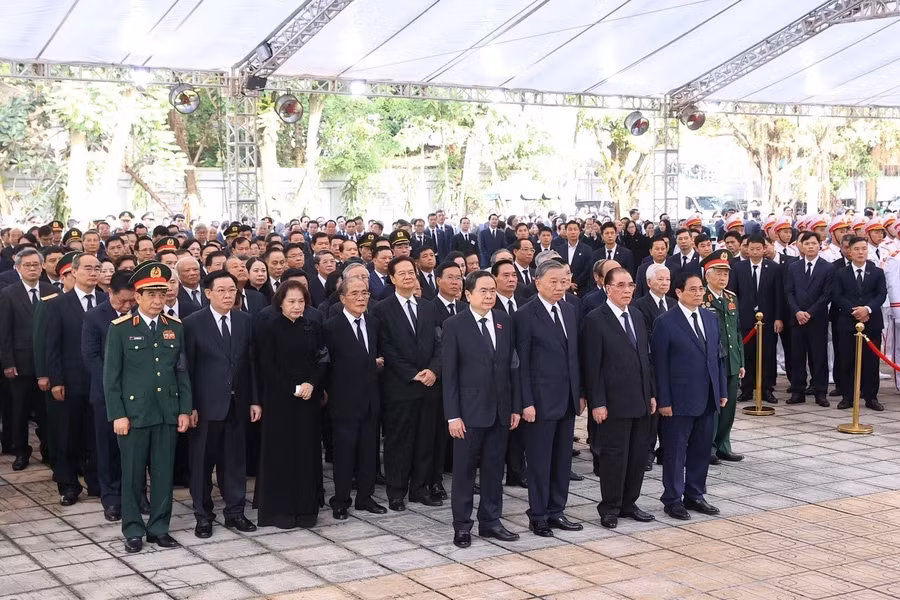 The delegation of the Central Committee of the Communist Party of Vietnam, led by Politburo member and President To Lam prepares to pay respects to General Secretary Nguyen Phu Trong. (Photo: VNA)