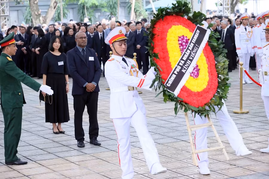 The Vanuatu delegation, led by Minister and Attorney General Arnold Kiel Loughman, pays respects to General Secretary Nguyen Phu Trong. (Photo: VNA)
