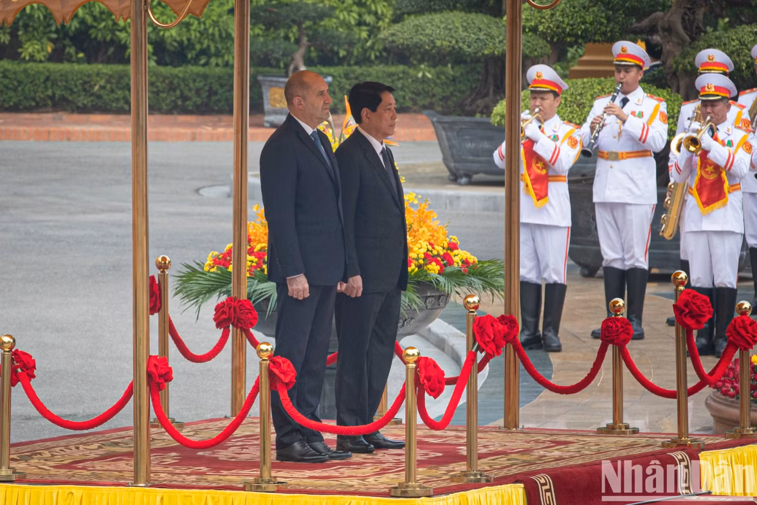 [In Pictures] Official welcome ceremony held for Bulgarian President ảnh 2