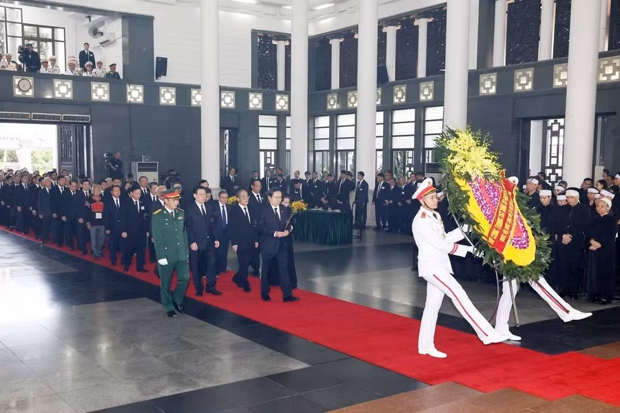 The delegation of the National Assembly, led by Politburo member and Chairman of the National Assembly Tran Thanh Man, pays respects to General Secretary Nguyen Phu Trong. (Photo: VNA)