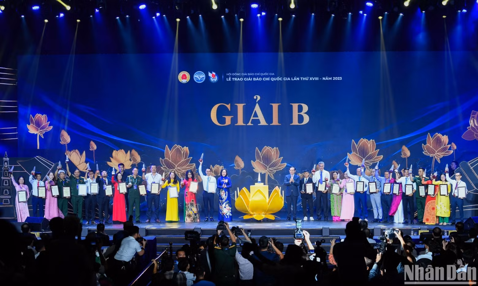 Members of the Party Central Committee: Deputy Prime Minister Tran Luu Quang and Vice Chairwoman of the National Assembly Nguyen Thi Thanh present the B prizes.