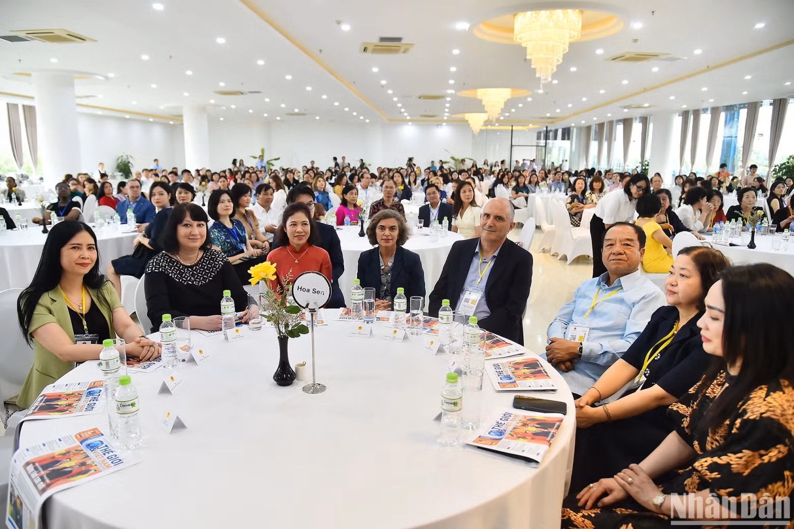 Spouse of Foreign Minister Bui Thanh Son, Vu Thi Bich Ngoc, Honorary President of the ASEAN Women's Circle of Hanoi — and delegates at the gathering. Spouse of Foreign Minister Bui Thanh Son, Vu Thi Bich Ngoc, Honorary President of the ASEAN Women's Circle of Hanoi — and delegates at the gathering.