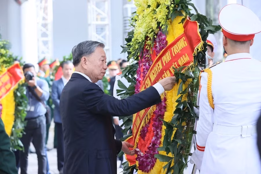 President To Lam pays respects to General Secretary Nguyen Phu Trong. (Photo: VNA)