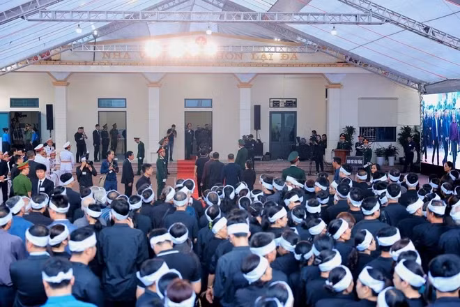 The respect-paying ceremony at Party General Secretary Nguyen Phu Trong's hometown in Lai Da hamlet of Dong Hoi commune, Hanoi's Dong Anh district (Photo: VNA)