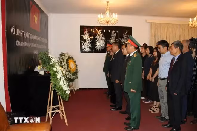 All the staff and personnel of the embassy and Vietnamese representative offices in Algeria observe a minute of silence to honour and bid farewell to the Party chief. (Photo: VNA)