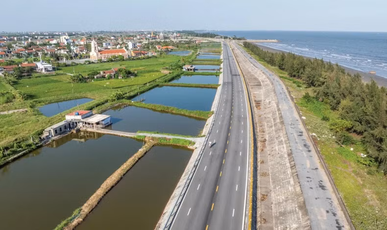 The coastal road section in Hai Hau District, Nam Dinh Province, has just been invested in, built and put into use, facilitating the connection of goods trade between coastal provinces. (Photo: VIET DU) The coastal road section in Hai Hau District, Nam Dinh Province, has just been invested in, built and put into use, facilitating the connection of goods trade between coastal provinces. (Photo: VIET DU)