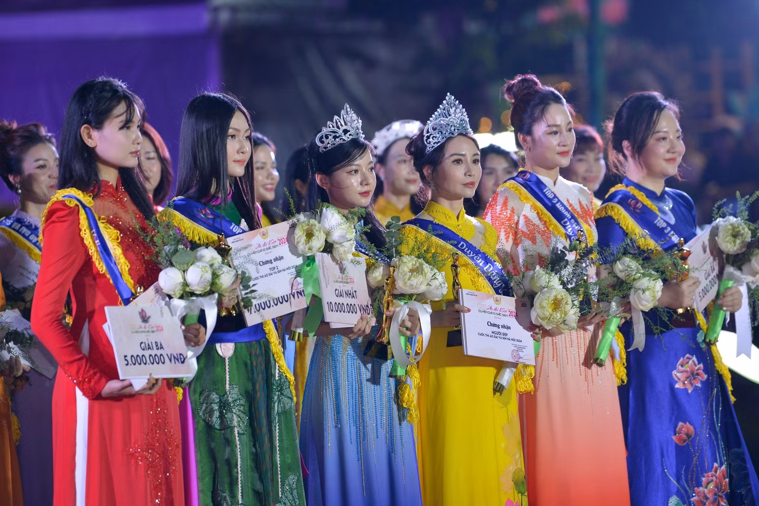Contestants win prizes at the “Ao Dai Beauty and Lotus” photo contest.