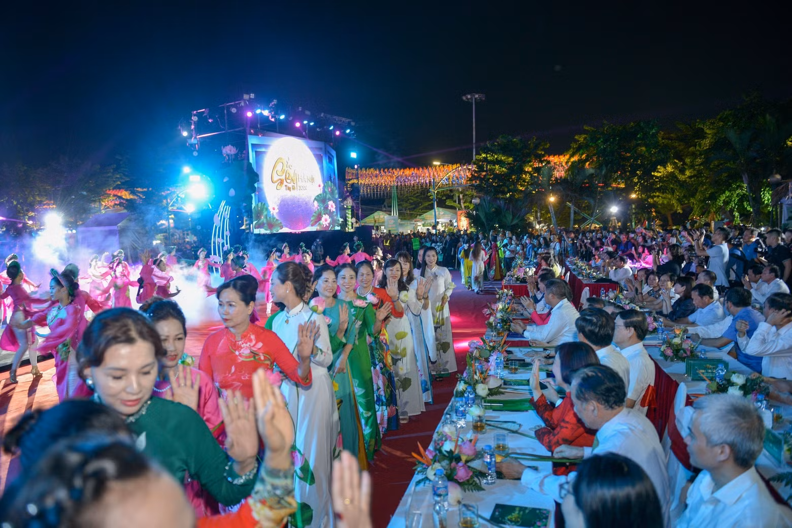 The festival introduces the unique values of lotus tea brewing, along with the distinctive characteristics of lotus culture in the lives of the Vietnamese people.