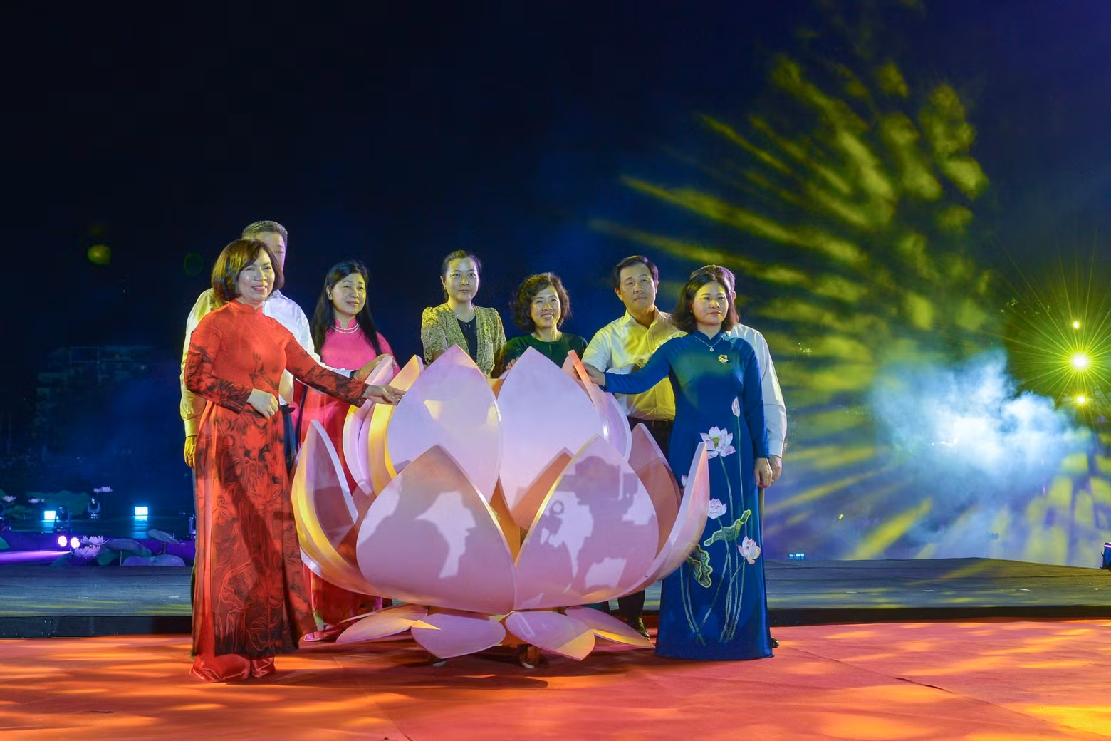 Delegates perform the opening ceremony of the Hanoi Lotus Festival 2024.