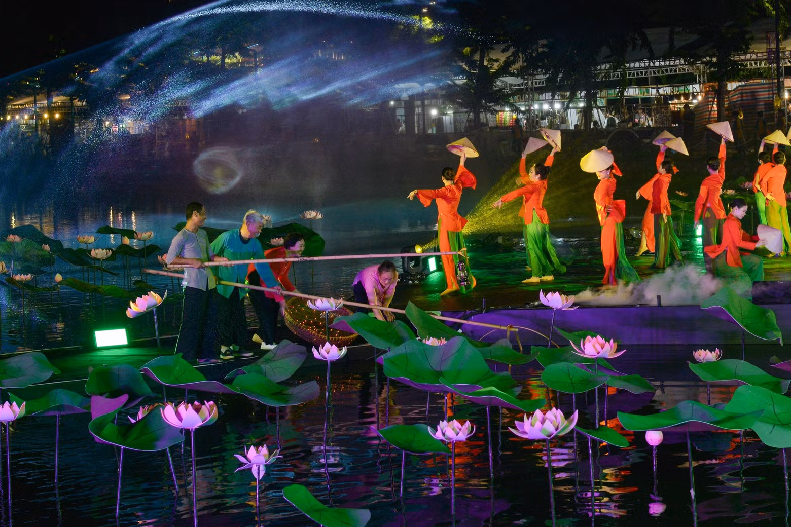 At the opening ceremony, residents and tourists enjoy a semi-realistic art show titled “Story of the Lotus”, on a floating stage. The programme consists of four chapters, corresponding to four historical contexts, the life cycle stages of a lotus flower and human beings.