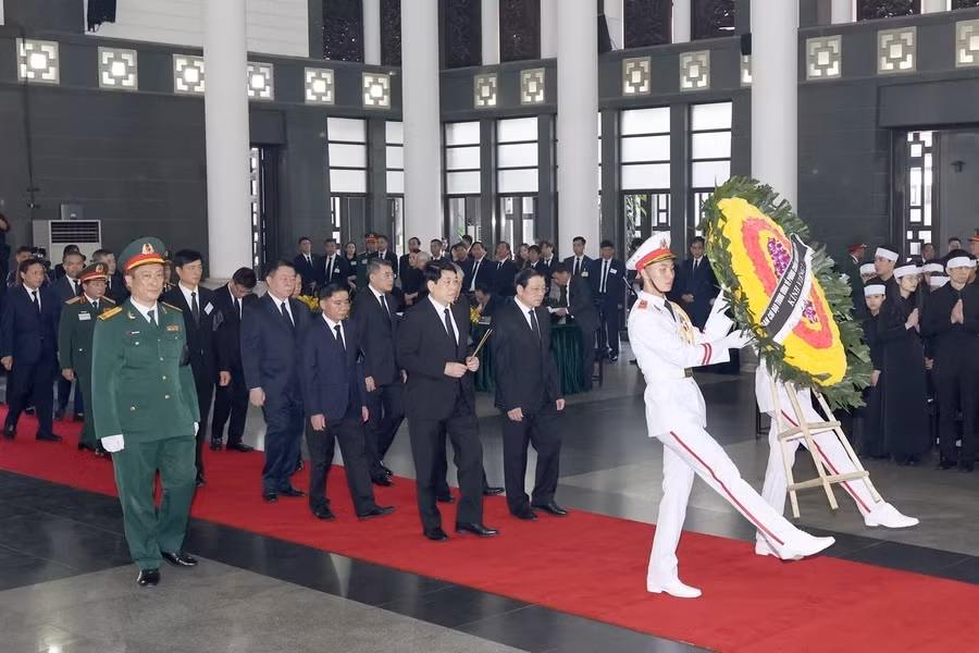 The delegation of the Central Steering Committee on Anti-Corruption, led by Politburo member and Permanent Secretary Luong Cuong, Deputy Head of the Central Steering Committee on Anti-Corruption pays respects to General Secretary Nguyen Phu Trong. (Photo: VNA)