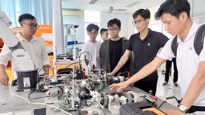 Students practice research at the Ho Chi Minh City High-Tech Park Training Centre. (Photo: VNA) Students practice research at the Ho Chi Minh City High-Tech Park Training Centre. (Photo: VNA)
