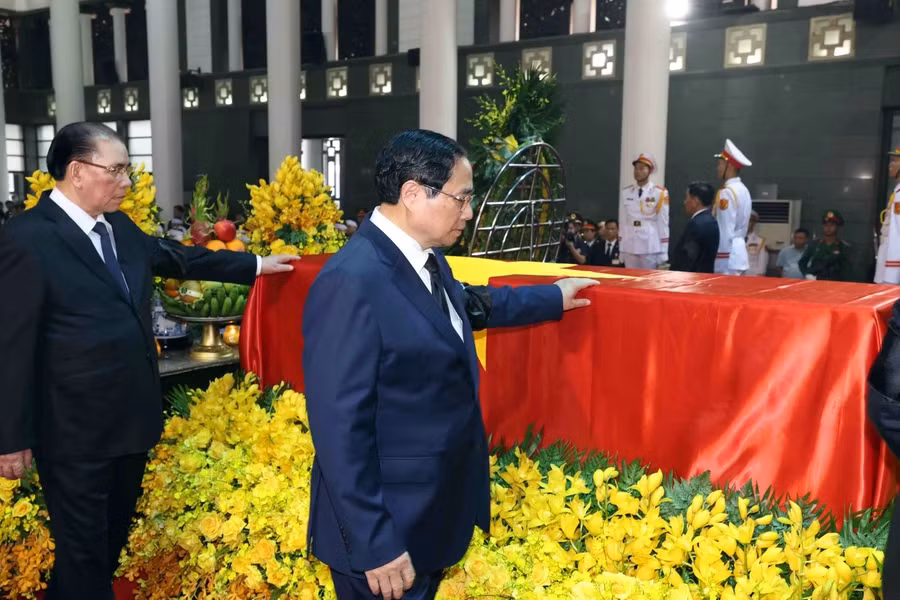The respect-paying ceremony of General Secretary of the Communist Party of Vietnam Central Committee Nguyen Phu Trong is organised in the national mourning etiquette at the National Funeral Hall, No. 5 Tran Thanh Tong, Hanoi, from 7 AM to 10 PM on July 25 and from 7 AM to 1 PM on July 26, 2024. (Photo: VNA)