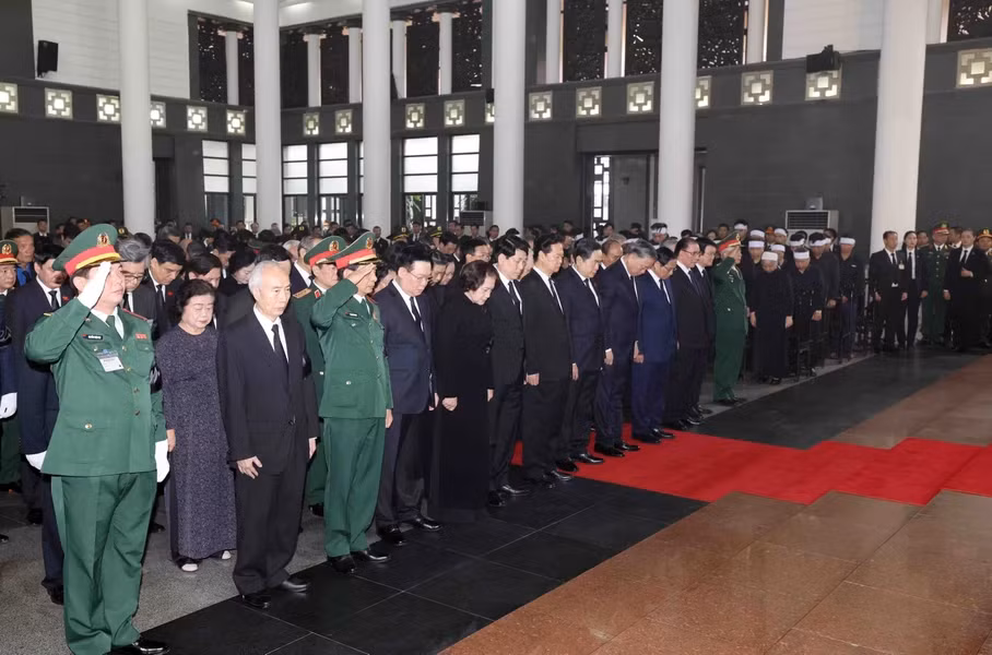 The delegation of the Central Committee of the Communist Party of Vietnam, led by Politburo member and President To Lam pays respects to General Secretary Nguyen Phu Trong. (Photo: VNA)
