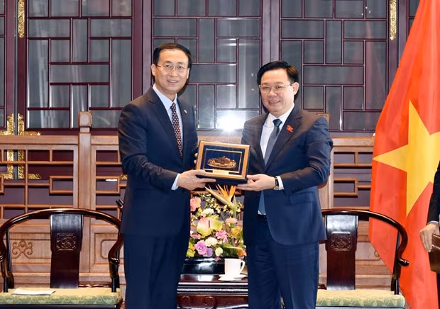 NA Chairman Hue (R) and Vice Chairman of Energy China and Chairman of China International Energy Group Lu Zexiang (Photo: VNA)