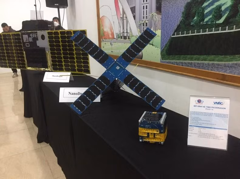 3 Vietnamese satellites (from left to right): MicroDragon, NanoDragon, and PicoDragon.