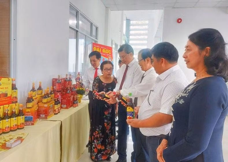 Delegates visit the booth displaying Phu Quoc fish sauce products at the event. Delegates visit the booth displaying Phu Quoc fish sauce products at the event.