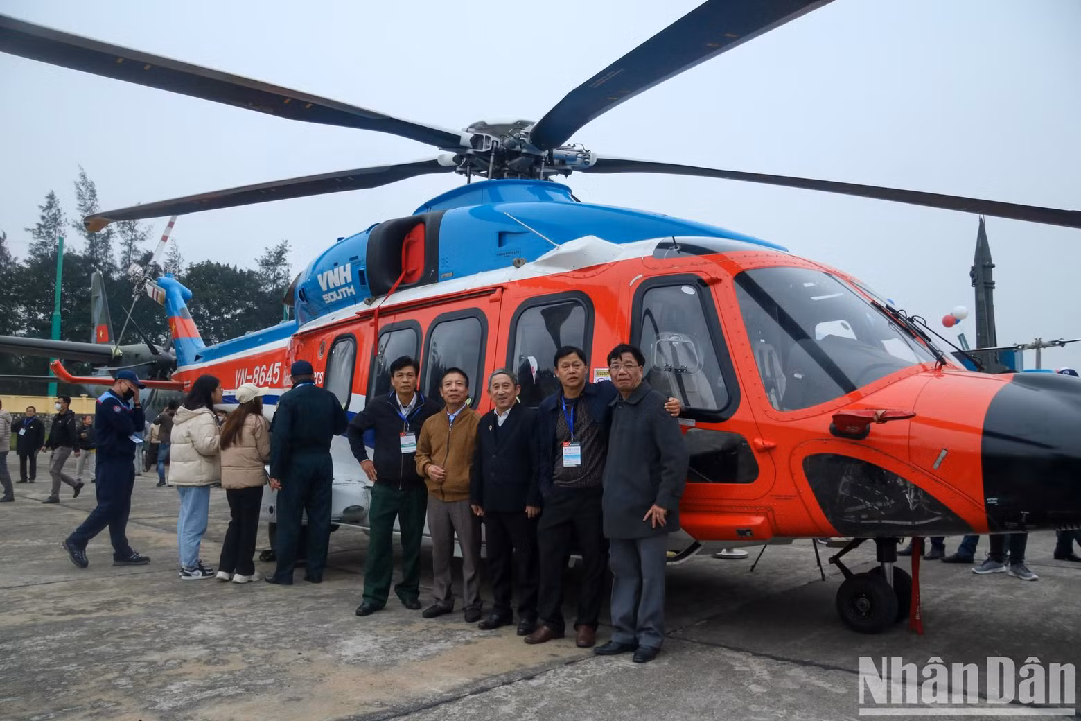 An AW-189 helicopter with number VN-8645 of Southern Vietnam Helicopter Company was on display at the expo. An AW-189 helicopter with number VN-8645 of Southern Vietnam Helicopter Company was on display at the expo.