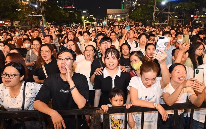 A large audience came to watch the show on the opening day. (Photo: QUOC THANH) A large audience came to watch the show on the opening day. (Photo: QUOC THANH)