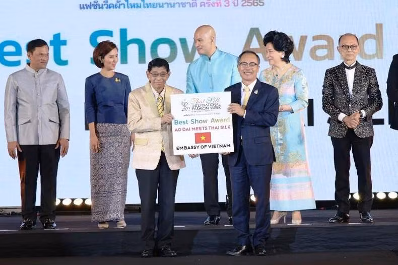 Vietnam’s Embassy to Thailand coordinated with the Association of Thai Silk Promotion and the Association of Thai Culture and Promotion, to organise the show “Vietnamese ‘Ao dai’ meets Thai silk” Vietnam’s Embassy to Thailand coordinated with the Association of Thai Silk Promotion and the Association of Thai Culture and Promotion, to organise the show “Vietnamese ‘Ao dai’ meets Thai silk”