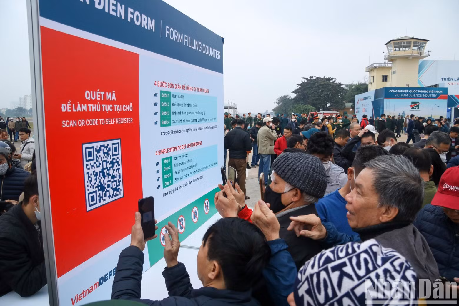 People excitedly scan the code to register to visit the exhibition at the gate. The exhibition was only open to people over the age of 18. People excitedly scan the code to register to visit the exhibition at the gate. The exhibition was only open to people over the age of 18.
