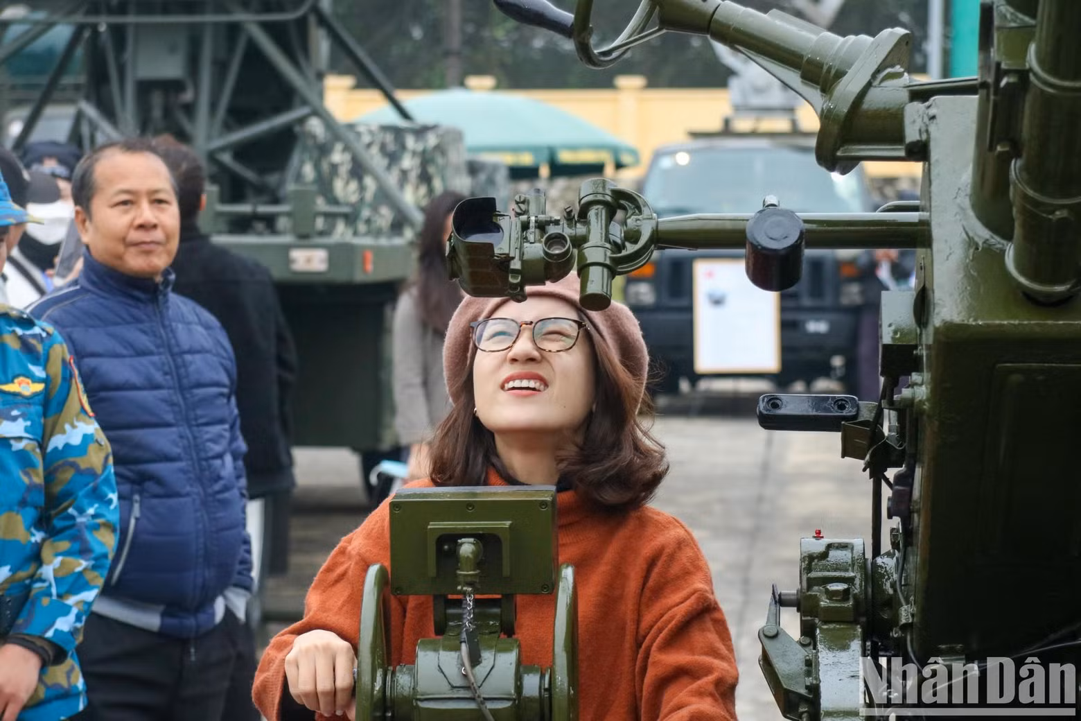 Experiencing a moment with anti-aircraft artillery. Experiencing a moment with anti-aircraft artillery.