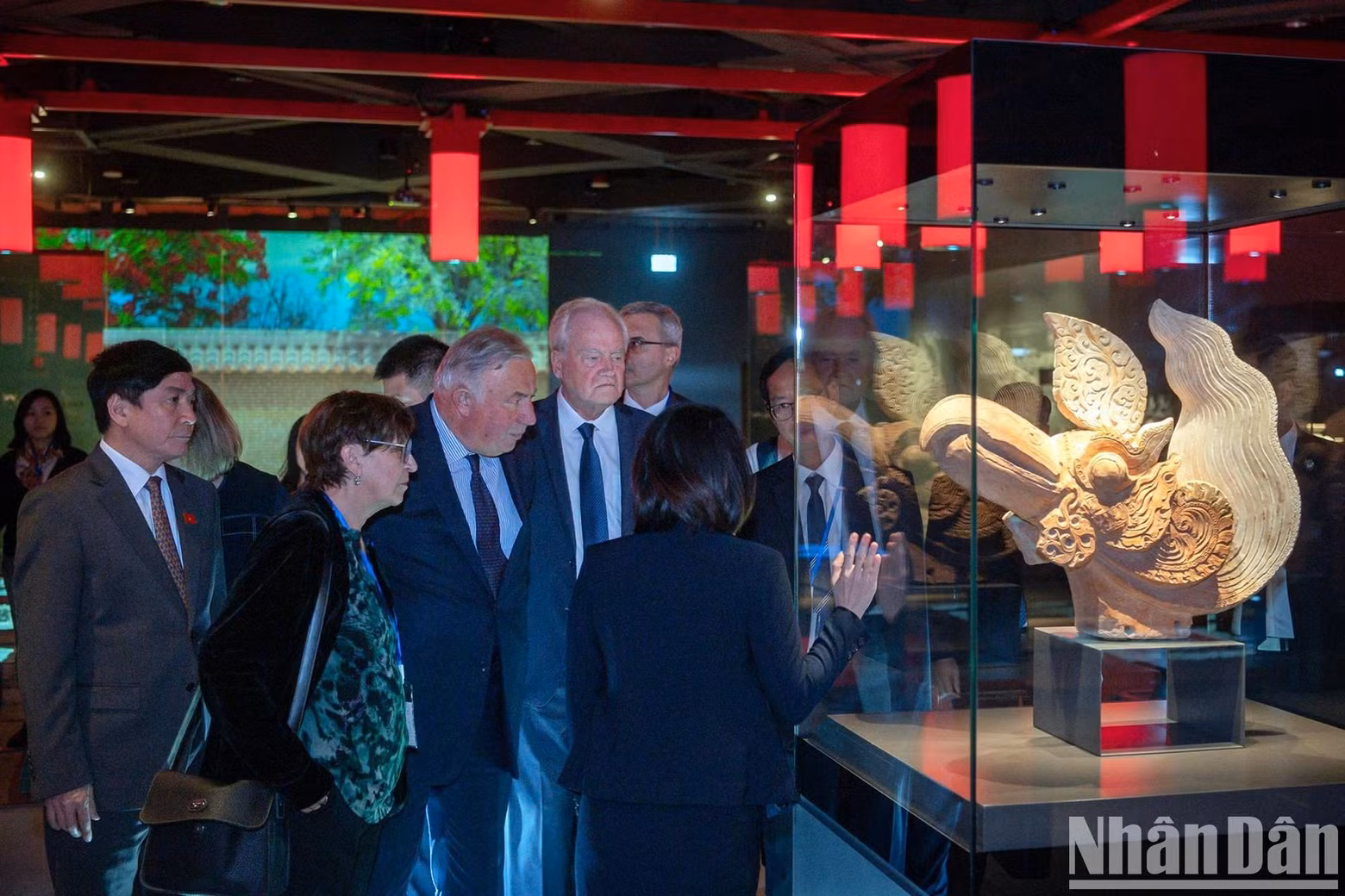 With thousands of archaeological artefacts from many periods, the exhibition space of the National Assembly House’s two basement levels is one of the most unique structures in the world, which contributes to preserving and connecting tradition and modernity.