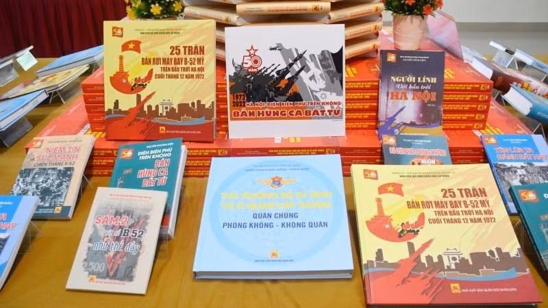 The People's Army Publishing House published a five-book collection, on the occasion of the 50th anniversary of the “Hanoi-Dien Bien Phu in the air” victory.