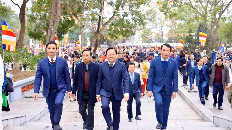 The provincial leaders join the crowds in attending the festival.