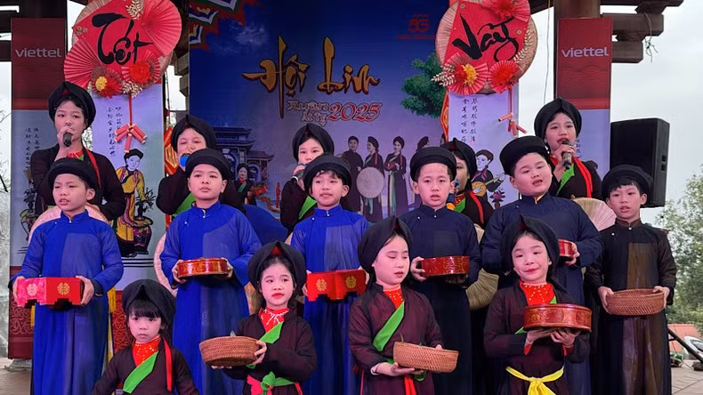 The ‘Quan ho’ performances by little singers receive greatapplause from visitors.
