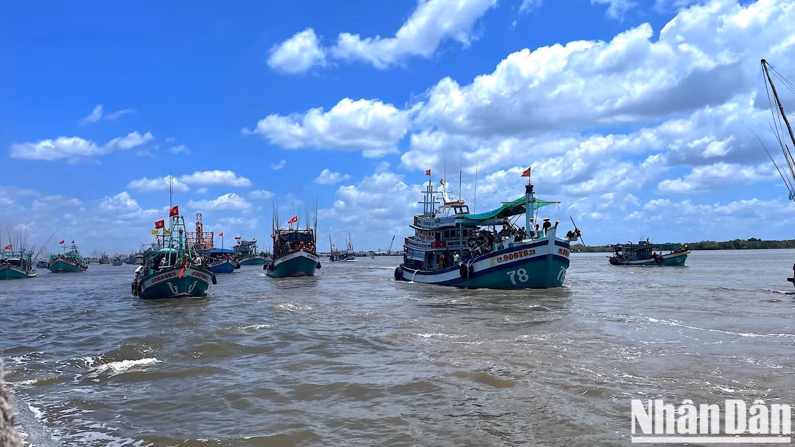 A large number of fishing boats set out towards the Song Doc Estuary to perform the whale worshipping ritual (whale procession and invocation). A large number of fishing boats set out towards the Song Doc Estuary to perform the whale worshipping ritual (whale procession and invocation).