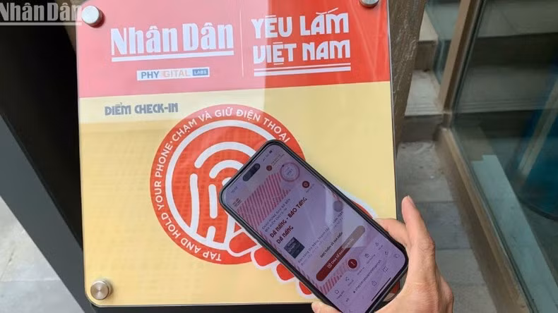 Visitors experience check-in at the Da Nang Museum by scanning the NFC-enabled board. (Photo: ANH DAO)